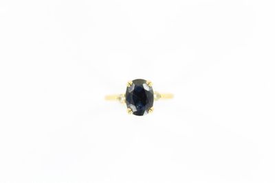 un gros plan d'une bague sertie d'un saphir