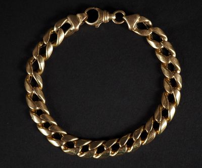 un bracelet en or sur fond noir