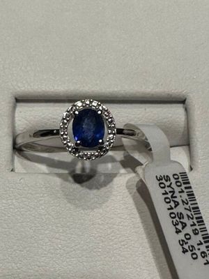 l'image d'une bague contenant une pierre bleue
