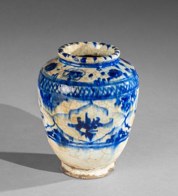 PERSE, XIXe siècle Vase balustre à décor bleu sur fond blanc…