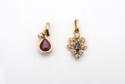 une paire de boucles d'oreilles en rubis et diamants sur fond blanc