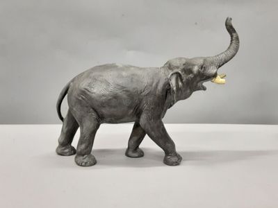 « Eléphant qui barrit » Sujet en métal étamé.
