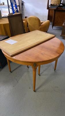 une photo d'une table au plateau en bois dans une pièce