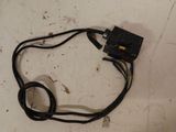 un fil noir relié à un appareil électrique