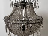 un lustre composé de perles de verre suspendu au plafond