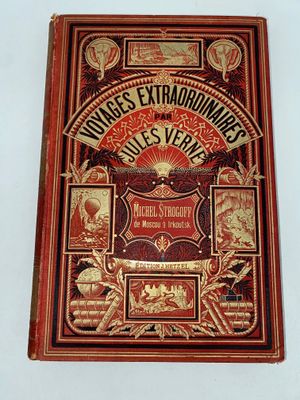 un vieux livre à la couverture rouge et aux lettres dorées