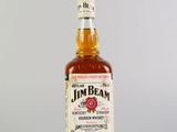 une image représentant une bouteille de bourbon Jim Beam sur fond blanc