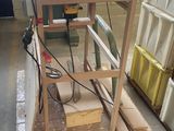 une photo d'un établi dans un atelier, sur lequel sont posés des outils