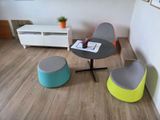 deux chaises et une table dans le coin d'une pièce