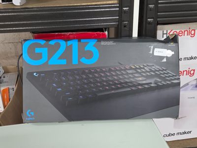 une boîte sur laquelle est posé un clavier, posée sur une table