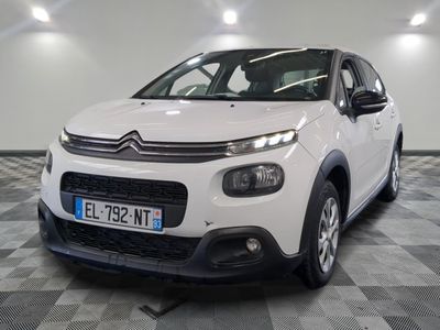 la citrole blanche est garee sur un carrelage en damier
