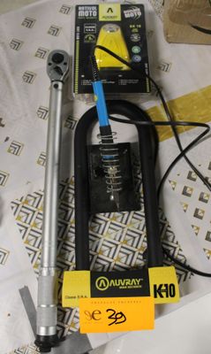 une photo représentant un aspirateur et un tuyau posés sur une table