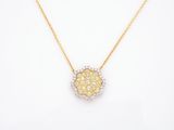 un pendentif en diamants jaunes et blancs monté sur une chaîne en or
