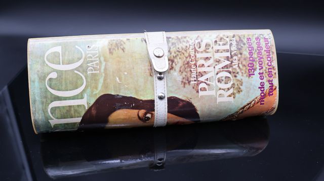 Pochette année 70 « journal Elle replié ». En mauvais état