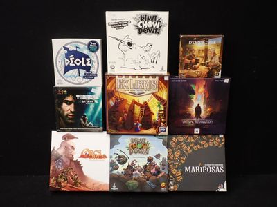 beaucoup de jeux vidéo posés sur une table noire