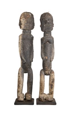 paire de personnages en bois sculpté représentant un homme et une femme