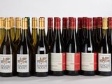 six bouteilles de vin alignées sur une table