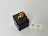une photo d'une bague dans un écrin, avec une étiquette de prix dessus