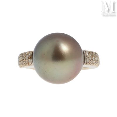 une image d'une bague ornée d'une perle et de diamants