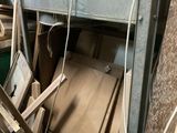 une photo montrant un tas de vieilleries dans une pièce