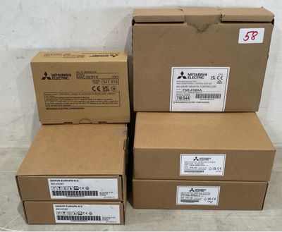trois cartons sont empilés les uns sur les autres sur un sol carrelé