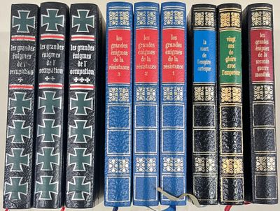 plusieurs livres sont alignés sur une étagère
