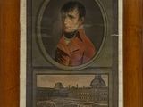 portrait d'un homme vêtu d'un manteau rouge, dans un cadre en bois orné d'une image représentant un bâtiment