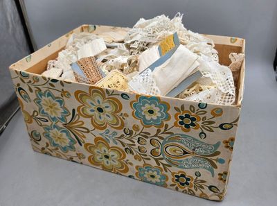 une boîte contenant un certain nombre d'objets