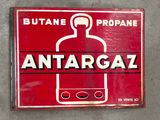 un panneau rouge sur lequel figure une bouteille et où l'on peut lire « Antargaz »