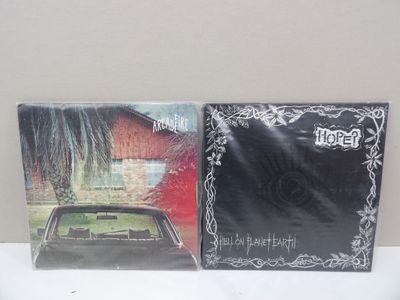 deux CD posés l'un à côté de l'autre sur une table
