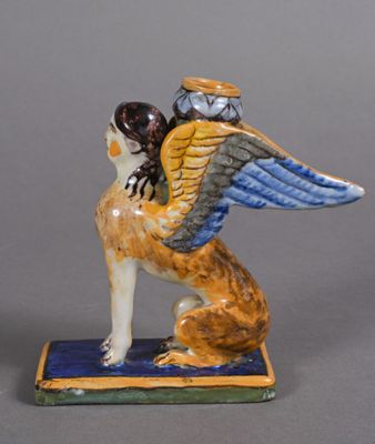 une figurine représentant un chien avec un oiseau sur le dos
