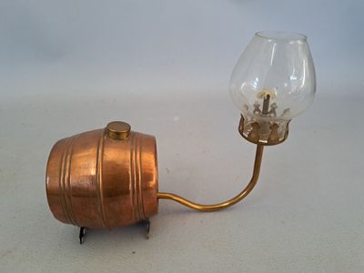 une petite lampe en cuivre munie d'un abat-jour en verre