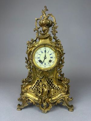 PENDULE en bronze doré, richement orné de rinceaux feuillagé…