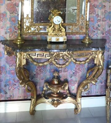 une table sur laquelle se trouvent un miroir et une horloge