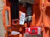 deux valises orange contenant des outils, posées par terre