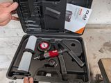 un homme tenant un outil dans une mallette à outils