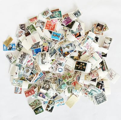 une pile de timbres-poste posée sur une surface blanche