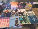 beaucoup de disques posés sur une table dans une pièce