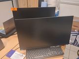 un écran d'ordinateur et un clavier sur un bureau