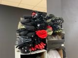 une grande pile de vêtements posée sur une étagère dans un magasin