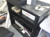 un bureau équipé d'un ordinateur et d'une imprimante