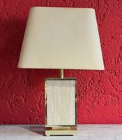 Lampe à poser en plaquette de travertin et métal doré.