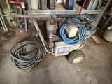 une image d'un homme travaillant sur une machine dans un garage