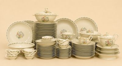 une grande pile d'assiettes et de tasses sur une table