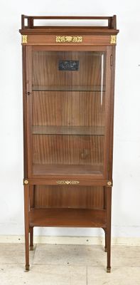 une photo d'une vitrine en bois avec des étagères en verre