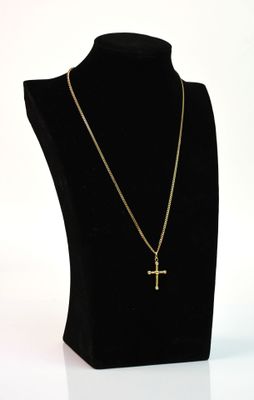 un mannequin noir orné d'une croix en or