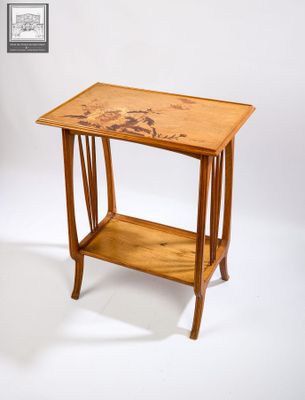 une petite table en bois sur laquelle est posée une carte