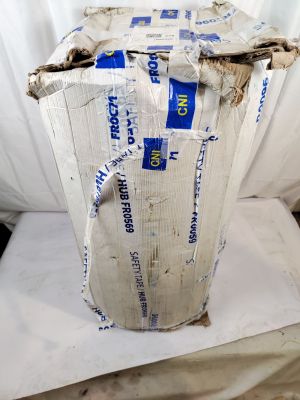 un grand sac de sable posé sur une chaise blanche