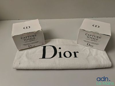 deux coffrets de parfum Dior posés sur une table blanche