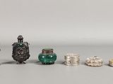 beaucoup de petits objets posés sur une table